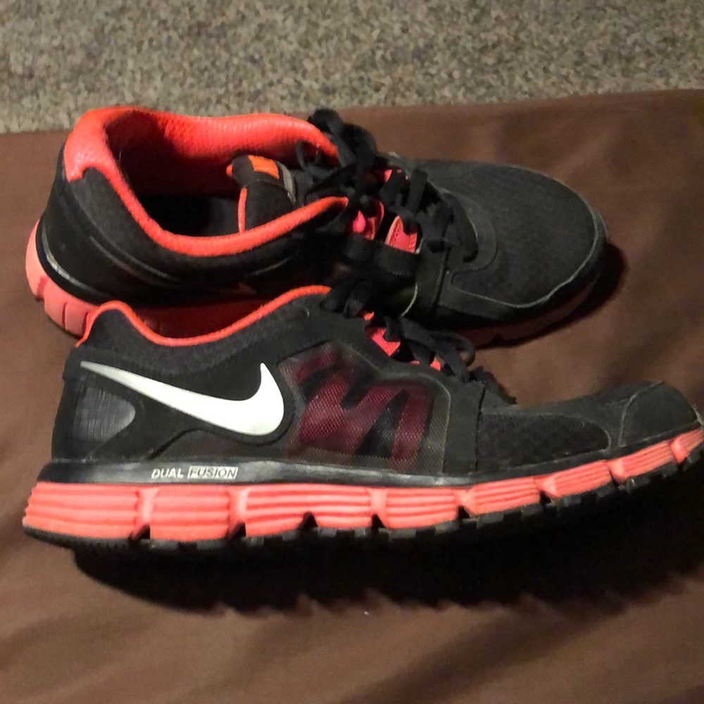 Nike Woman’s dual fusion shoes